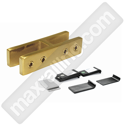 Styklodyrjach gold zlaten sateniran mejdu stykla. Златен станиран стъклодържач между две стъкла